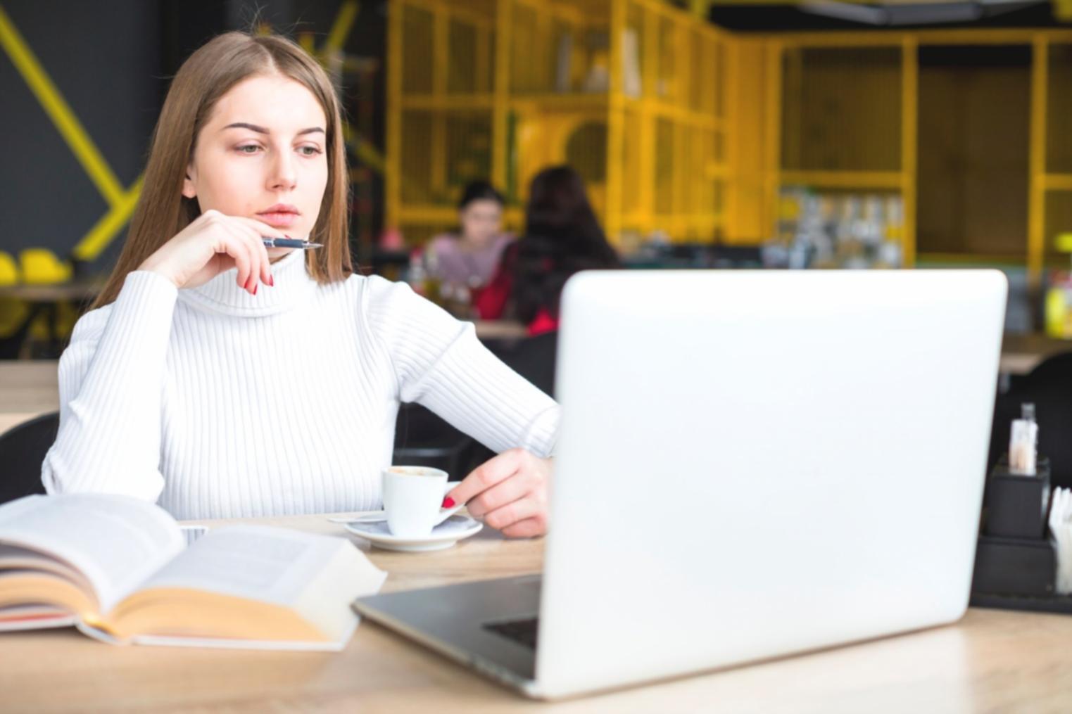 Moderne Büroumgebung mit digitalen Finanztools