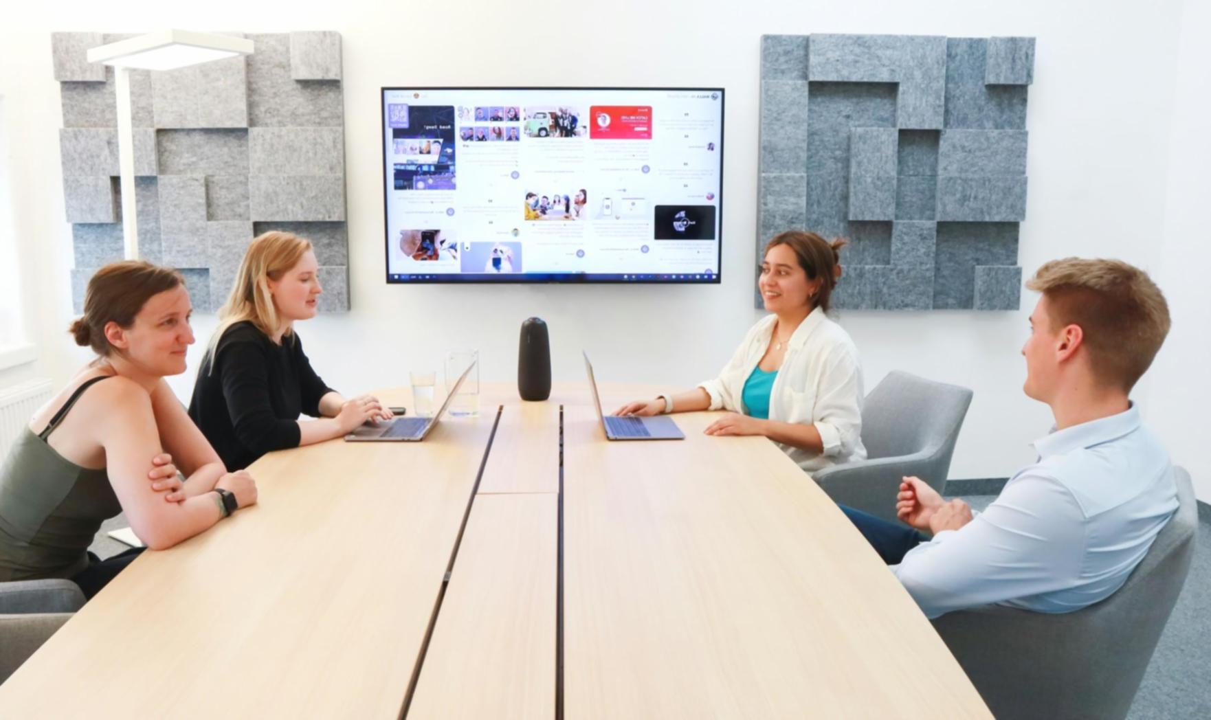 Geschäftsmeetingraum mit Finanzpräsentation