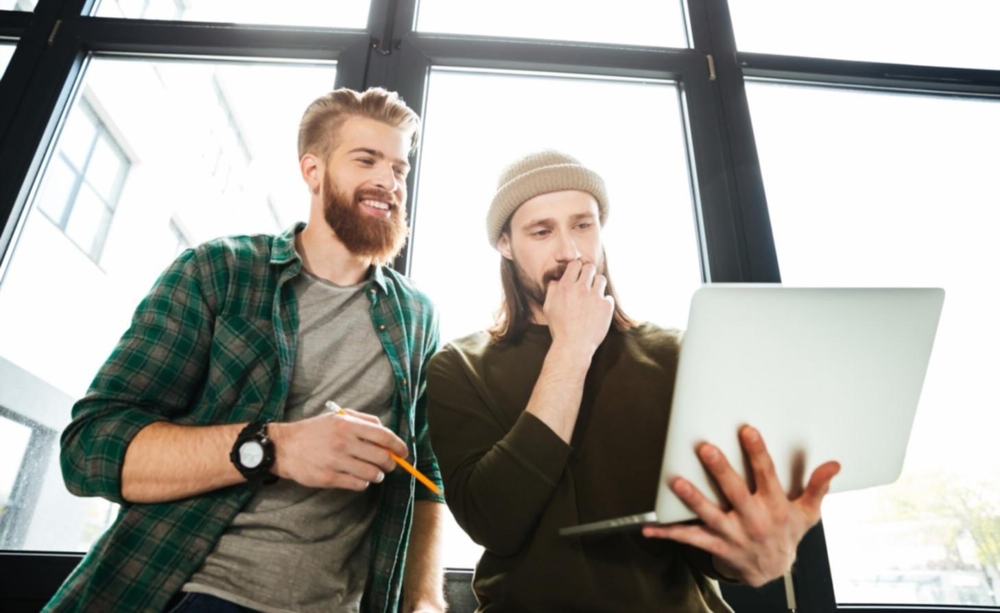 Handwerker bei der Projektplanung mit Tablet